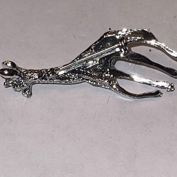 Giraffe silver tone brooch  - Picture 5 of 7